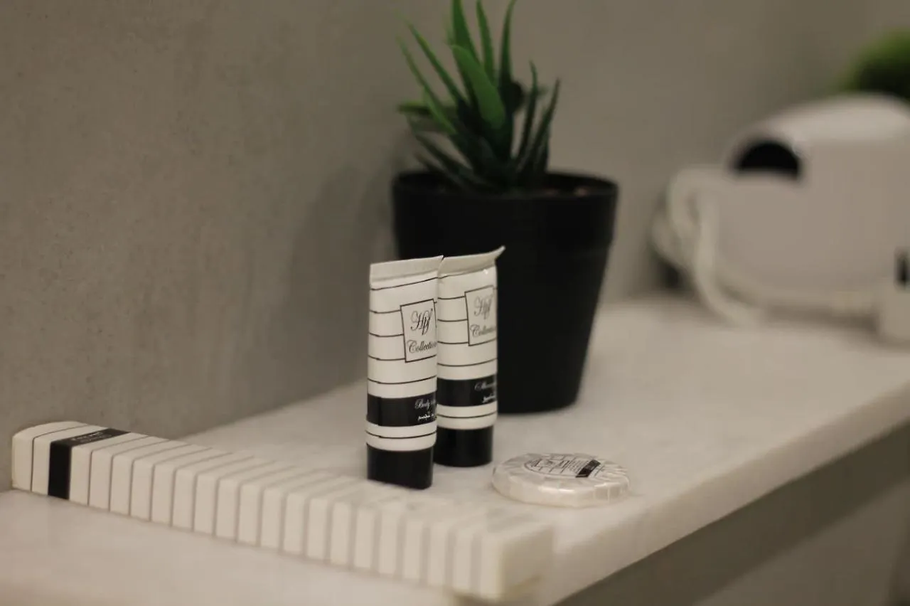 شقة فاخرة بغرفتي نوم وغرفتي جلوس بدخول ذاتي وفناء Apartamento Riade