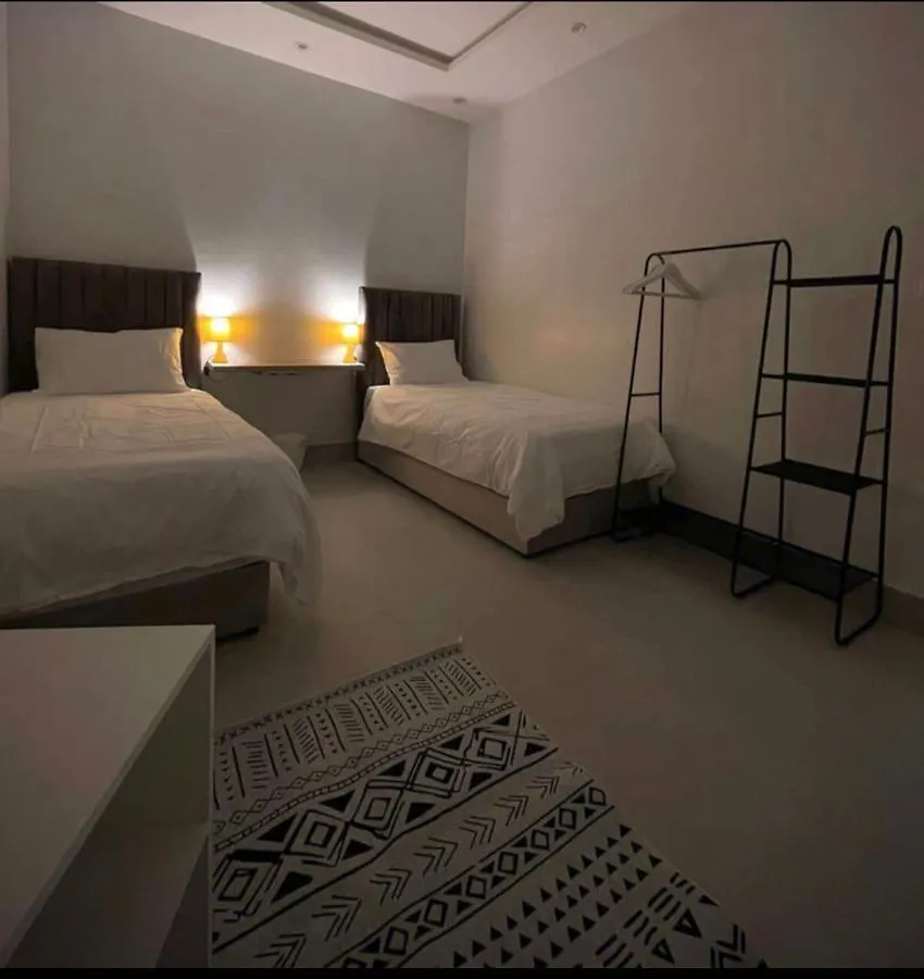 شقة فاخرة بغرفتي نوم وغرفتي جلوس بدخول ذاتي وفناء Apartment
